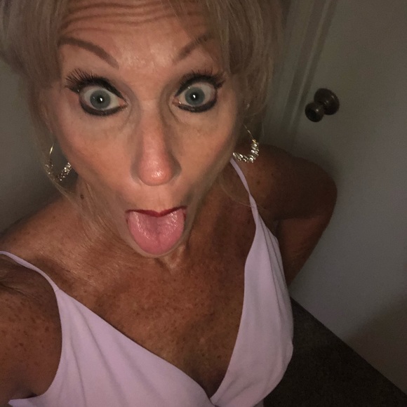 Meet your Posher, Dawn POSH AMBASSADOR/TOP RATED - Picture 3 of 16